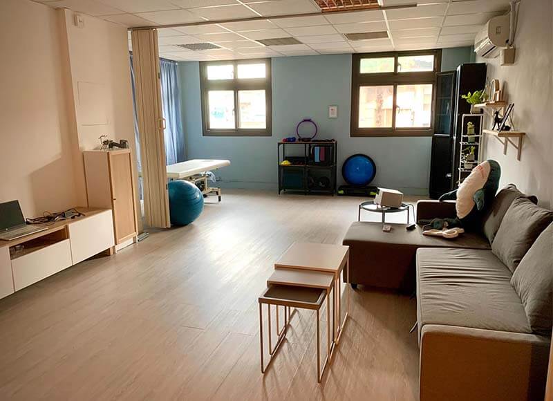 療癒館休憩沙發與木質地板空間